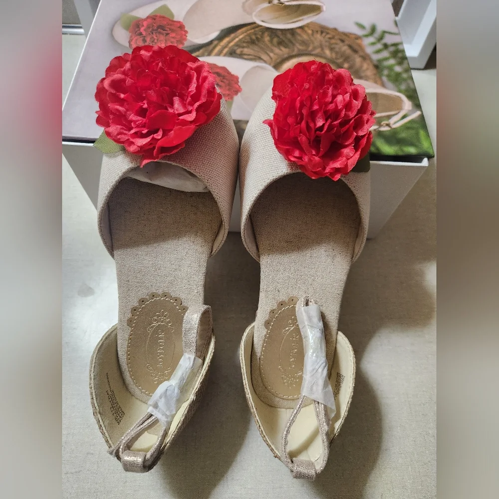 Joyfolie Little Girl's Beige Dress Shoes w/ Red Floral Accent, Size T13, NIB